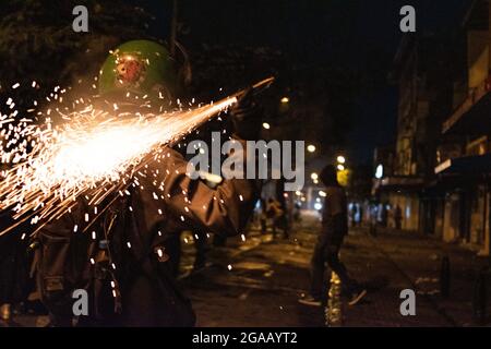 Medellin, Colombia. 28 luglio 2021. I dimostranti utilizzano fuochi d'artificio contro la polizia in rivolta della Colombia, come dimostrazioni concluse in scontri notturni tra la polizia in rivolta della Colombia (ESMAD) e i dimostranti, mentre la Colombia segna 3 mesi di proteste anti-governative contro il governo colombiano Ivan Duque, e una nuova riforma fiscale tra disordini e violenza che ha lasciato almeno 83 morti dall’inizio delle proteste. Il 28 luglio 2021 a Medellin - Antioquia, Colombia. Credit: Long Visual Press/Alamy Live News Foto Stock