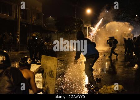 Medellin, Colombia. 28 luglio 2021. I dimostranti utilizzano fuochi d'artificio contro la polizia in rivolta della Colombia, come dimostrazioni concluse in scontri notturni tra la polizia in rivolta della Colombia (ESMAD) e i dimostranti, mentre la Colombia segna 3 mesi di proteste anti-governative contro il governo colombiano Ivan Duque, e una nuova riforma fiscale tra disordini e violenza che ha lasciato almeno 83 morti dall’inizio delle proteste. Il 28 luglio 2021 a Medellin - Antioquia, Colombia. Credit: Long Visual Press/Alamy Live News Foto Stock