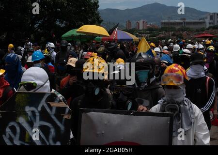 Medellin, Colombia. 28 luglio 2021. Manifestanti della prima linea che usano caschi da costruzione e scudi artigianali, come dimostrazioni concluse in scontri notturni tra la polizia in rivolta della Colombia (ESMAD) e dimostranti, mentre la Colombia segna 3 mesi di proteste anti-governative contro il governo colombiano Ivan Duque, e una nuova riforma fiscale tra disordini e violenza che ha lasciato almeno 83 morti dall’inizio delle proteste. Il 28 luglio 2021 a Medellin - Antioquia, Colombia. Credit: Long Visual Press/Alamy Live News Foto Stock