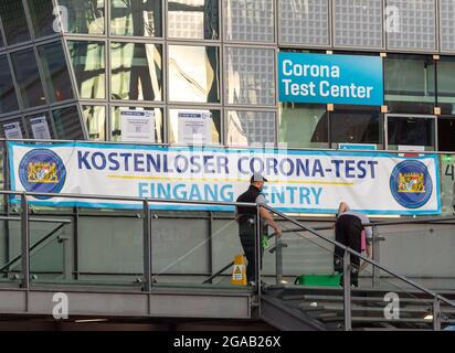 Monaco, Germania. 30 luglio 2021. Gli addetti alle pulizie lavorano di fronte a un centro di test Corona all'aeroporto. Le vacanze sono iniziate nello Stato libero di Baviera. Credit: Peter Kneffel/dpa/Alamy Live News Foto Stock