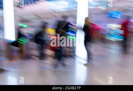 Monaco, Germania. 30 luglio 2021. I passeggeri si trovano al controllo di sicurezza dell'aeroporto di Monaco. Le vacanze sono iniziate nello Stato libero di Baviera. Credit: Peter Kneffel/dpa/Alamy Live News Foto Stock