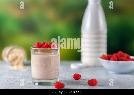 Cibo dietetico sano. Frullato di farina d'avena con banane e lamponi. Foto Stock
