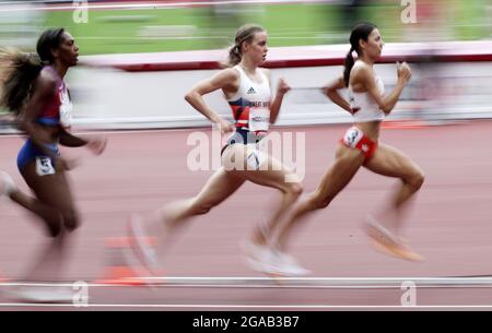 Tokyo, Giappone. 30 luglio 2021. I corridori gareggiano in un caldo di turno una delle donne di 800m alla concorrenza di atletica durante le Olimpiadi estive di Tokyo, Giappone, venerdì 29 luglio 2021. Foto di Bob strong/UPI. Credit: UPI/Alamy Live News Foto Stock