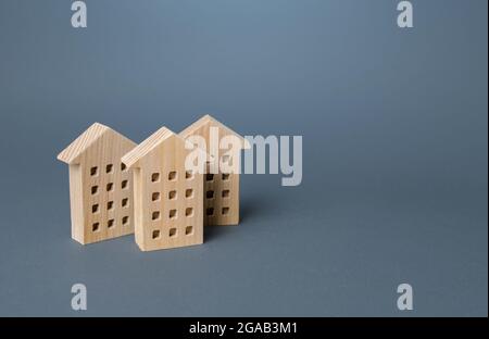 Case di legno a più piani. Acquisto e vendita di immobili. Locazione di alloggi, servizi di realtor. Ristrutturazione e miglioramento della casa. Mutuo ipotecario. Incorporato Foto Stock