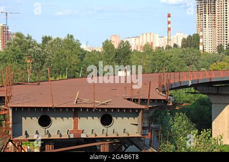 Kiev, Ucraina – 23 luglio 2021: Parte incompiuta del ponte Darnytskyi (Darnitsa) sul Dnieper di Kiev. Costruzione a lungo termine. Metallo arrugginito Foto Stock