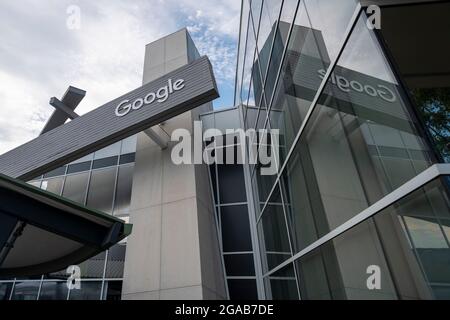 Mountain View, Stati Uniti. 29 luglio 2021. Un logo Google è visibile presso la sede centrale di Mountain View, California, Stati Uniti il 29 luglio 2021. L'aumento delle infezioni in tutta l'America, guidato principalmente dalla variante delta del coronavirus, ha spinto diverse grandi aziende tecnologiche a riconsiderare i piani per il ritorno dei dipendenti in carica. Google ha annunciato che richiederà la vaccinazione per i dipendenti per lavorare nel campus e ha ritardato il ritorno obbligatorio dell'azienda in carica a ottobre. (Foto di Yichuan Cao/Sipa USA) Credit: Sipa USA/Alamy Live News Foto Stock