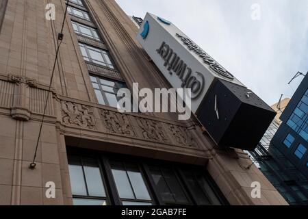 San Francisco, Stati Uniti. 29 luglio 2021. Un logo Twitter è visto presso il suo ufficio a San Francisco, California, Stati Uniti il 29 luglio 2021. L'aumento delle infezioni in tutta l'America, guidato principalmente dalla variante delta del coronavirus, ha spinto diverse grandi aziende tecnologiche a riconsiderare i piani per il ritorno dei dipendenti in carica. Twitter ha annunciato che chiuderà immediatamente i suoi uffici a New York e San Francisco seguendo le linee guida aggiornate del CDC. (Foto di Yichuan Cao/Sipa USA) Credit: Sipa USA/Alamy Live News Foto Stock