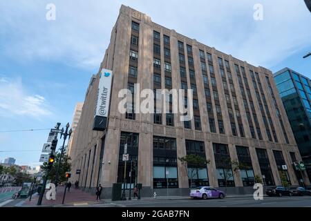 San Francisco, Stati Uniti. 29 luglio 2021. Un logo Twitter è visto presso il suo ufficio a San Francisco, California, Stati Uniti il 29 luglio 2021. L'aumento delle infezioni in tutta l'America, guidato principalmente dalla variante delta del coronavirus, ha spinto diverse grandi aziende tecnologiche a riconsiderare i piani per il ritorno dei dipendenti in carica. Twitter ha annunciato che chiuderà immediatamente i suoi uffici a New York e San Francisco seguendo le linee guida aggiornate del CDC. (Foto di Yichuan Cao/Sipa USA) Credit: Sipa USA/Alamy Live News Foto Stock