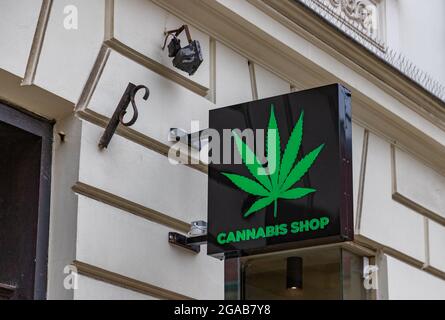 Un'immagine di un cartello di un negozio di cannabis. Foto Stock