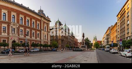 Una foto panoramica di Piazza Jana Matejki, con la Chiesa di San Florian e il Monumento Grunwald in lontananza. Foto Stock