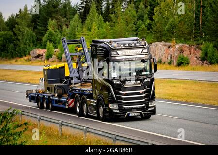 Black Scania S580 semirimorchio di James Quinn Transport, Irlanda, per il trasporto pesante sull'autostrada E18 a Salo, Finlandia. 23 luglio 2021. Foto Stock