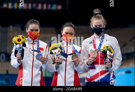 La Cina Xueying Zhu (al centro) pone con la sua medaglia d'oro dopo aver vinto la Ginnastica Trampolino delle Donne lungo il lato secondo posto Cina Lingling Liu (a sinistra) con la sua medaglia d'argento e terzo posto Gran Bretagna Bryony Page con la sua medaglia di bronzo al Centro ginnastica Ariake il settimo giorno del Tokyo 2020 Olimpiadi in Giappone. Data immagine: Venerdì 30 luglio 2021. Foto Stock