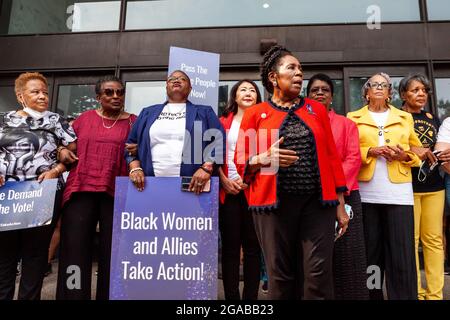 Washington, DC, Stati Uniti. 29 luglio 2021. Nella foto: Gli attivisti per i diritti di voto bloccano l'ingresso all'edificio del Senato di Hart in un'azione di disobbedienza civile in un evento di intervento organizzato dalla Coalizione Nazionale sulla partecipazione civica nera. Da sinistra a destra: Felicia Davis, Cora Masters Barry, Melanie Campbell, Rev. Hyepin im, Congresswoman Sheila Jackson Lee (D-TX), Dr. Barbara Williams-Skinner, Dr. Johnnetta Cole, e Arlene Holt-Baker. Credit: Alison Bailey/Alamy Live News Foto Stock