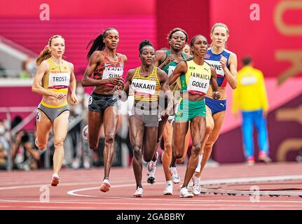 Tokyo, Giappone. 30 luglio 2021: Halimah Nakaayi dall'Uganda e Natoya Goule dalla Giamaica durante 800 metri per le donne alle Olimpiadi di Tokyo, stadio olimpico di Tokyo, Tokyo, Giappone. Kim Price/CSM Credit: CAL Sport Media/Alamy Live News Foto Stock