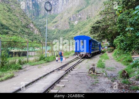 HIDROELECTRICA, PERÙ - 17 MAGGIO 2015: Il treno ferroviario del Perù ferma alla stazione Hidroelectrica nella valle del fiume Urubamba. Treno direzione Aguas Calientes Foto Stock