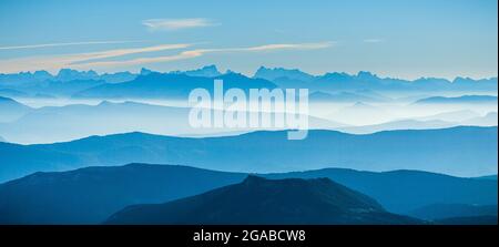 Splendida alba blu sulle Alpi francesi in una giornata nebbiosa, vista dal Mont Ventoux Foto Stock