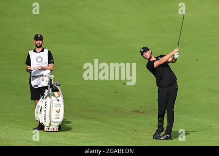 Caddy Adam Marrow e il belga Thomas Pieters hanno ritratto in azione durante il secondo round del gioco individuale Stroke maschile di Golf l'ottavo giorno del 'Toky Foto Stock