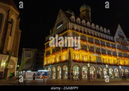 Monaco di Baviera, Germania - 08 26 2011: Edificio Zum Schonen Turm (la bella torre) Hirmer azienda negozio di moda a Kaufinger strasse vicino Marienplatz. Muni Foto Stock