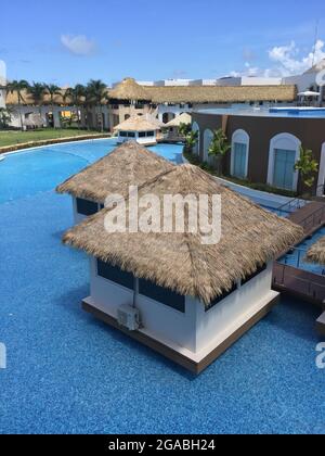 PUNTA CANA, REPUBBLICA DOMINICANA - 21 maggio 2018: Un'immagine verticale di capanne a bordo piscina in un resort di lusso a Punta Cana, Repubblica Dominicana Foto Stock