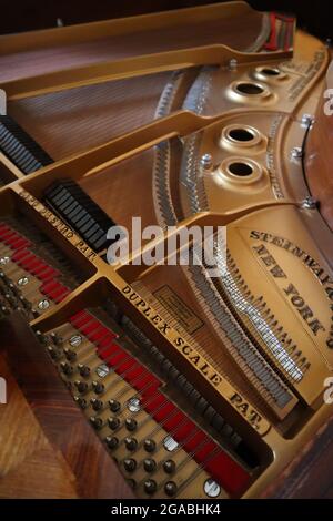 SAN ANTONIO, STATI UNITI - 25 novembre 2020: Una foto verticale di un dettaglio dell'interno di un pianoforte a coda Foto Stock