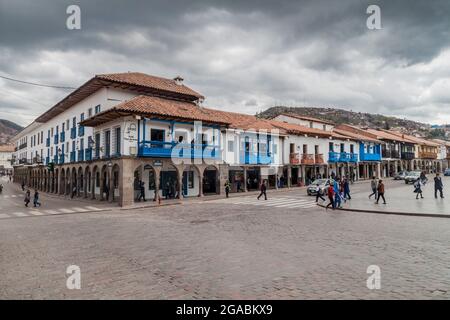 CUZCO, PERÙ - 25 MAGGIO 2015: Case coloniali in Plaza de Armas a Cuzco, Perù. Foto Stock