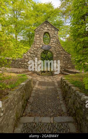 La tomba di David Lloyd George, primo ministro liberale del Regno Unito. Nei boschi sopra il fiume Afon Dwyfor a Llanystumdwy, Galles del Nord Foto Stock