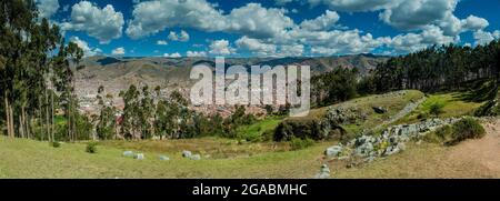 Veduta aerea di Cuzco dalle rovine del sito di Inca Q'enqo, Perù. Foto Stock