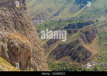 Pareti ripide del Canyon del Colca in Perù. Villaggi Cosnirhua e San Juan de Chuccho visibile. Foto Stock