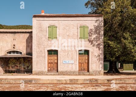 La vecchia stazione ferroviaria nel villaggio di Palasca nella regione Balagne della Corsica Foto Stock