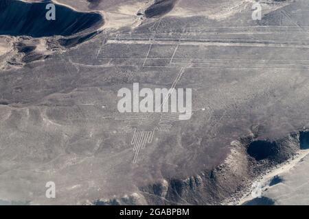 Vista aerea del geoglyphs vicino a Nazca famoso - Linee di Nazca, Perù. Nel centro, Hummingbird figura è presente Foto Stock