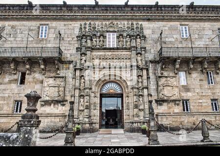 Porta in stile plateresco dell'attuale Parador de Turismo nazionale di Santiago de Compostela. Foto Stock