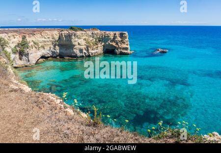 Torre Sant Andrea, Costa del Salento, Puglia, Italia. Faraglioni Melendugno. Bella Secondcape rocciosa con scogliere in Puglia. Turchese blu saturo c Foto Stock