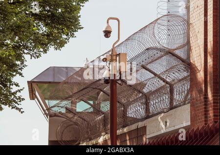 Berlino, Germania. 30 luglio 2021. Una torre di controllo della struttura correttiva Moabit (JVA) è incorniciata da una recinzione di sicurezza. Credit: Paul Zinken/dpa/Alamy Live News Foto Stock