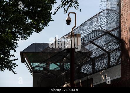 Berlino, Germania. 30 luglio 2021. Una torre di controllo della struttura correttiva Moabit (JVA) è incorniciata da una recinzione di sicurezza. Credit: Paul Zinken/dpa/Alamy Live News Foto Stock