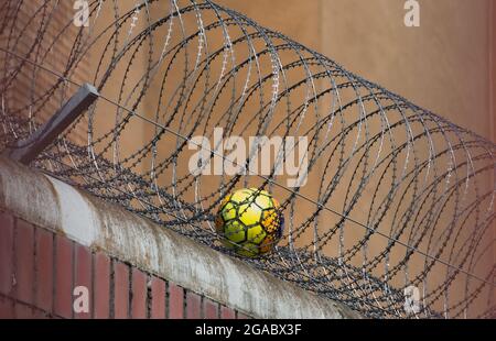 Berlino, Germania. 30 luglio 2021. Un calcio può essere visto in una recinzione di sicurezza presso il Moabit Correctional Facility (JVA). Credit: Paul Zinken/dpa/Alamy Live News Foto Stock