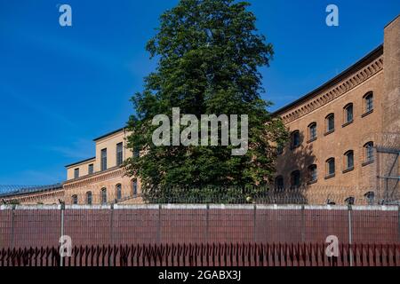 Berlino, Germania. 30 luglio 2021. I cieli blu si possono vedere sopra un edificio della struttura correttiva Moabit (JVA). Credit: Paul Zinken/dpa/Alamy Live News Foto Stock