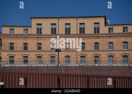 Berlino, Germania. 30 luglio 2021. I cieli blu si possono vedere sopra un edificio della struttura correttiva Moabit (JVA). Credit: Paul Zinken/dpa/Alamy Live News Foto Stock