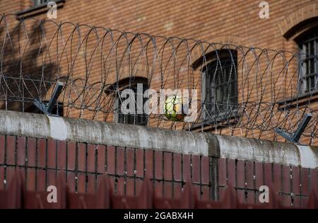 Berlino, Germania. 30 luglio 2021. Un calcio può essere visto in una recinzione di sicurezza presso il Moabit Correctional Facility (JVA). Credit: Paul Zinken/dpa/Alamy Live News Foto Stock