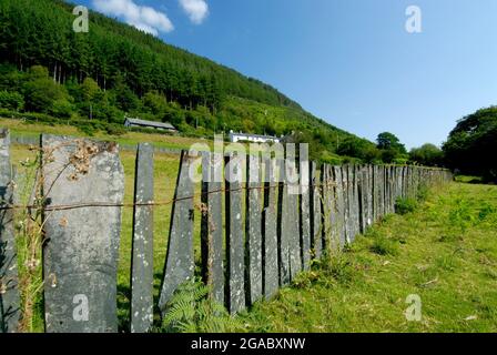 Ardesia recinzioni in Corris Village, Gwynedd Galles Regno Unito Foto Stock