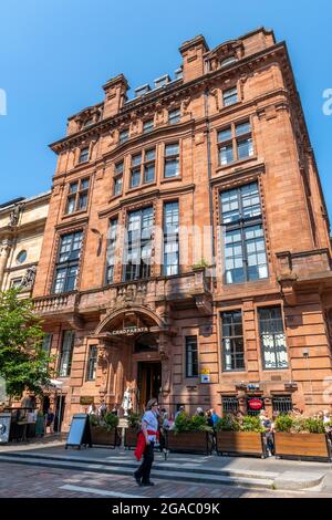 grande e imponente vecchia casa mechants glasgow nel centro della città ora utilizzata come caffetteria o ristorante. Antica architettura vittoriana scozzese. Foto Stock