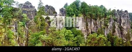 Panorama delle rocce del Bastei con il ponte di Bastei, ripide scogliere di arenaria nelle montagne di Elbe in Sassonia Svizzera, Germania Foto Stock