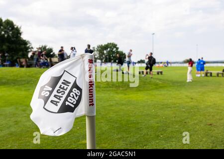 Donaueschingen, Germania. 30 luglio 2021. Calcio: Campo di allenamento FC Barcelona presso il campo sportivo SV Aasen. Una bandiera d'angolo di SV Aasen soffia nel vento, mentre in background i rappresentanti dei media possono essere visti da parte della formazione del FC Barcelona. La prima squadra del FC Barcelona si allena prima della prossima partita contro il VfB Stuttgart vicino a Donaueschingen nella Foresta Nera. Credit: Philippe von Ditfurth/dpa/Alamy Live News Foto Stock