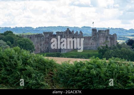 Raglan Castle è un castello tardo medievale situato nella contea di Monmouthshire Foto Stock