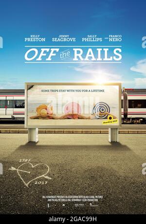 OFF the Rails (2021) diretto da Jules Williamson con Kelly Preston, Sally Phillips, Judi Dench e Elizabeth Dormer-Phillips. Commedia circa 4 amici nei loro anni '50 decidono di interrail in tutta Europa, ma uno dei loro numeri è sostituito da un 18 anni di riempimento per la sua madre morta per soddisfare il suo desiderio morente. Foto Stock