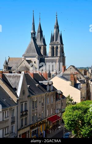 Chiesa Saint Nicolas visto dai tetti di Blois, un comune e la capitale del dipartimento Loir-et-Cher nel Centro-Val de Loire in Francia Foto Stock