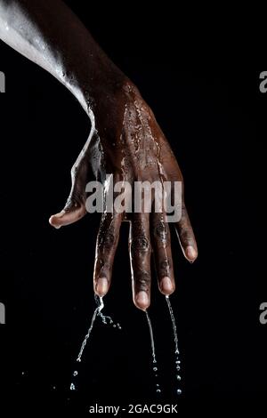 L'uomo africano interagisce con l'acqua. Foto Stock