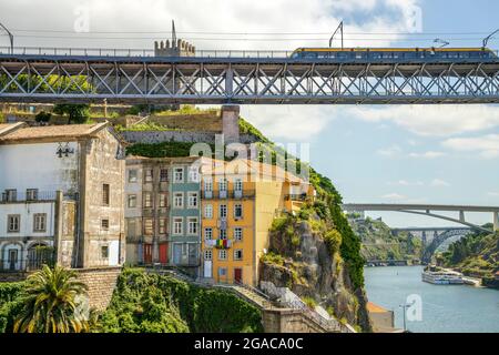 L'architettura storica dell'argine di Porto con 3 ponti sul fiume Douro, Porto, Portogallo Foto Stock