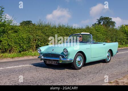 1960 anni '60 verde British Sunbeam Alpine 1592cc 2dr cabrio in rotta per Capesthorne Hall Classic mostra auto luglio, Cheshire, Regno Unito Foto Stock