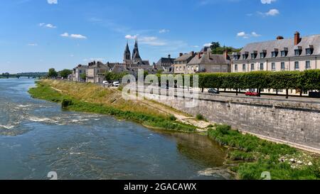 Bordo della Loira a Blois, un comune e la capitale del dipartimento Loir-et-Cher nel Centro-Val de Loire in Francia Foto Stock