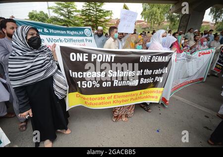 Peshawar, Pakistan. 29 luglio 2021. Dipendenti governativi che protestano fuori dall'Assemblea del KP per richieste migliori a Peshawar. (Foto di Hussain Ali/Pacific Press/Sipa USA) Credit: Sipa USA/Alamy Live News Foto Stock